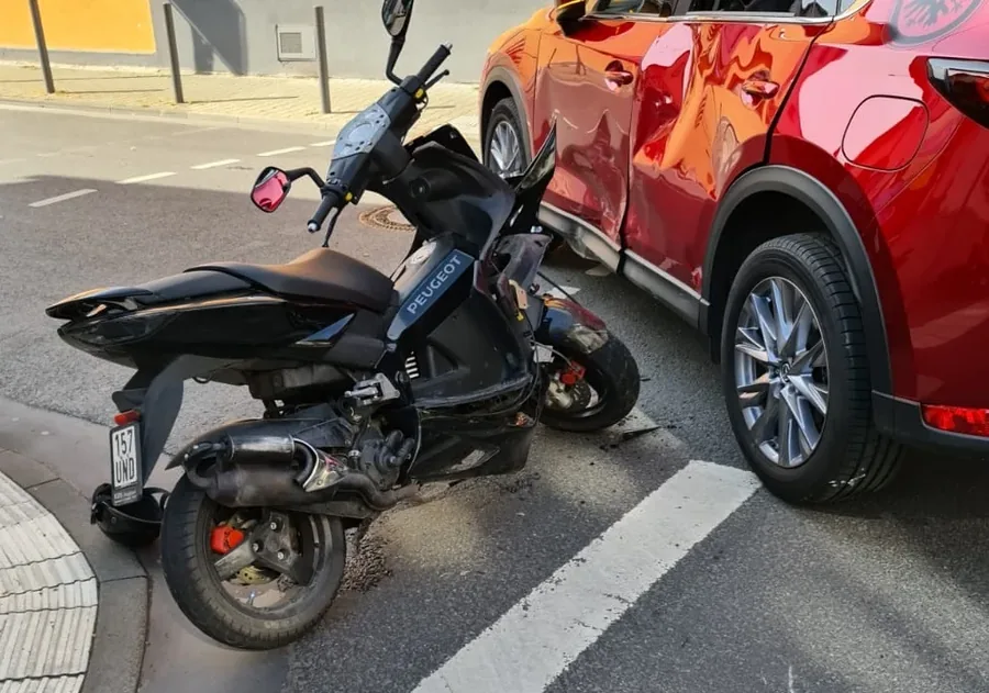 Unfallaufnahme Roller gegen Pkw
